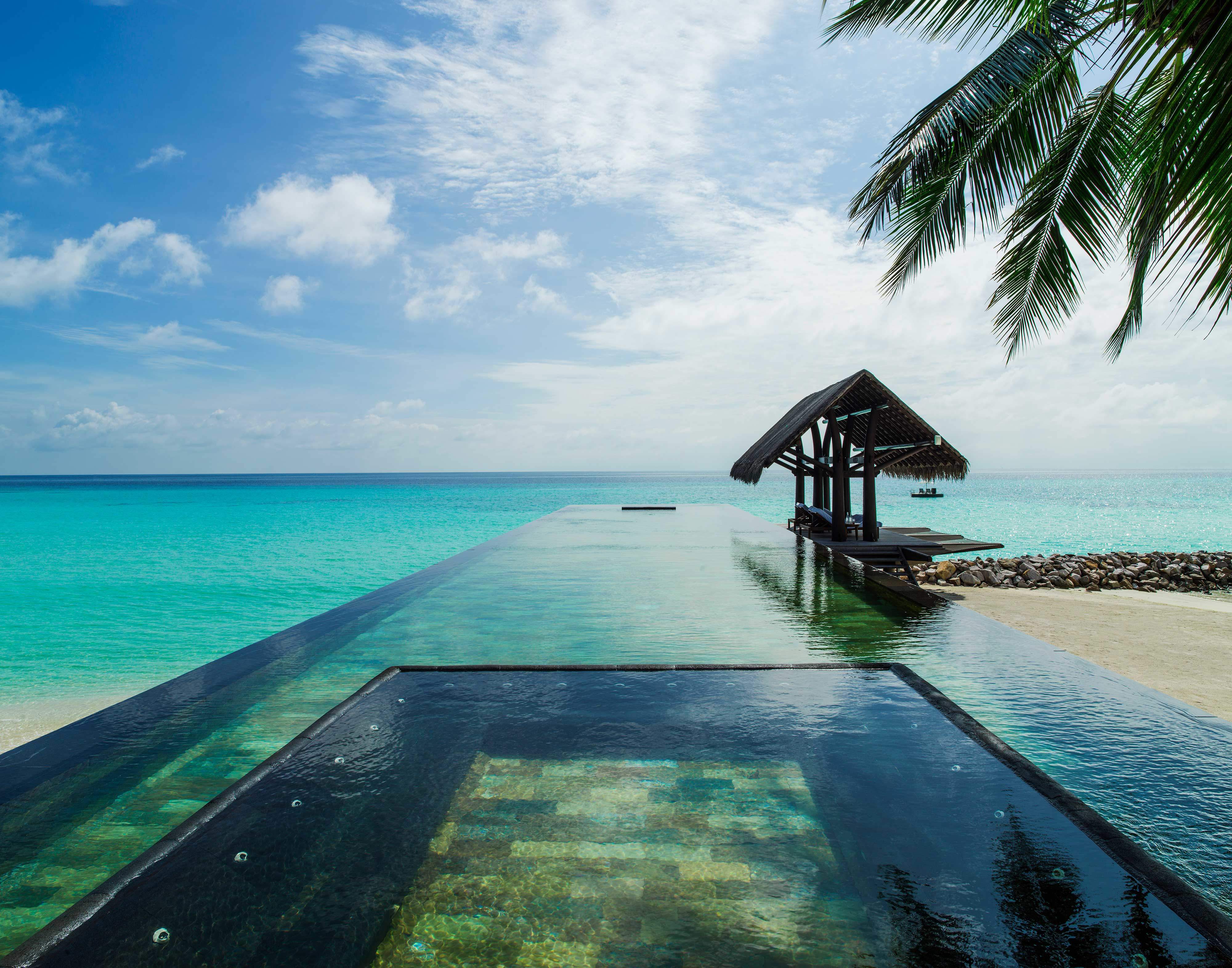 One-Only-Reethi-Rah_Pool-with-a-View_Mr-Mrs-Smith